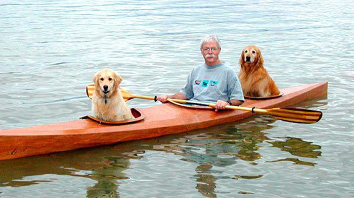 David y sus 2 perros en kayak.jpg
