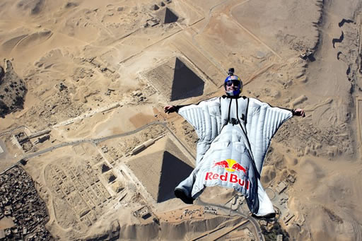 cedric-dumont-wingsuit-piramides.jpg