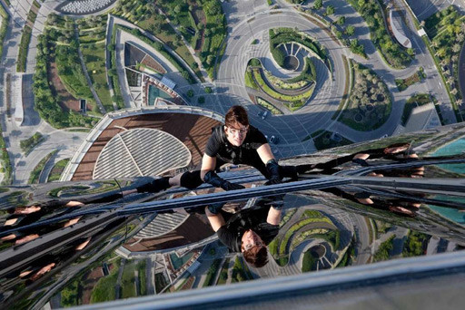 Tom Cruise escalando el Burj Khalifa en Misión Imposible 4