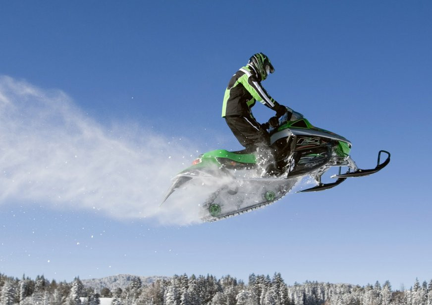 moto de nieve saltando.jpg