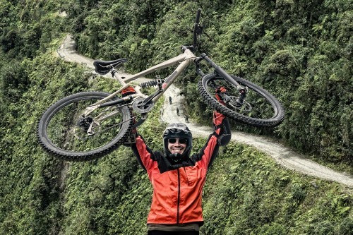 Carretera de la muerte Bolivia Aventura Amazonia.jpg