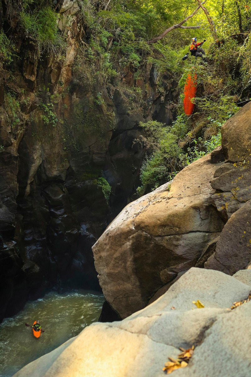 Descenso kayak Michoacán México río El Hoyo río El Cajones dane jackson aventura amazonia2.jpg