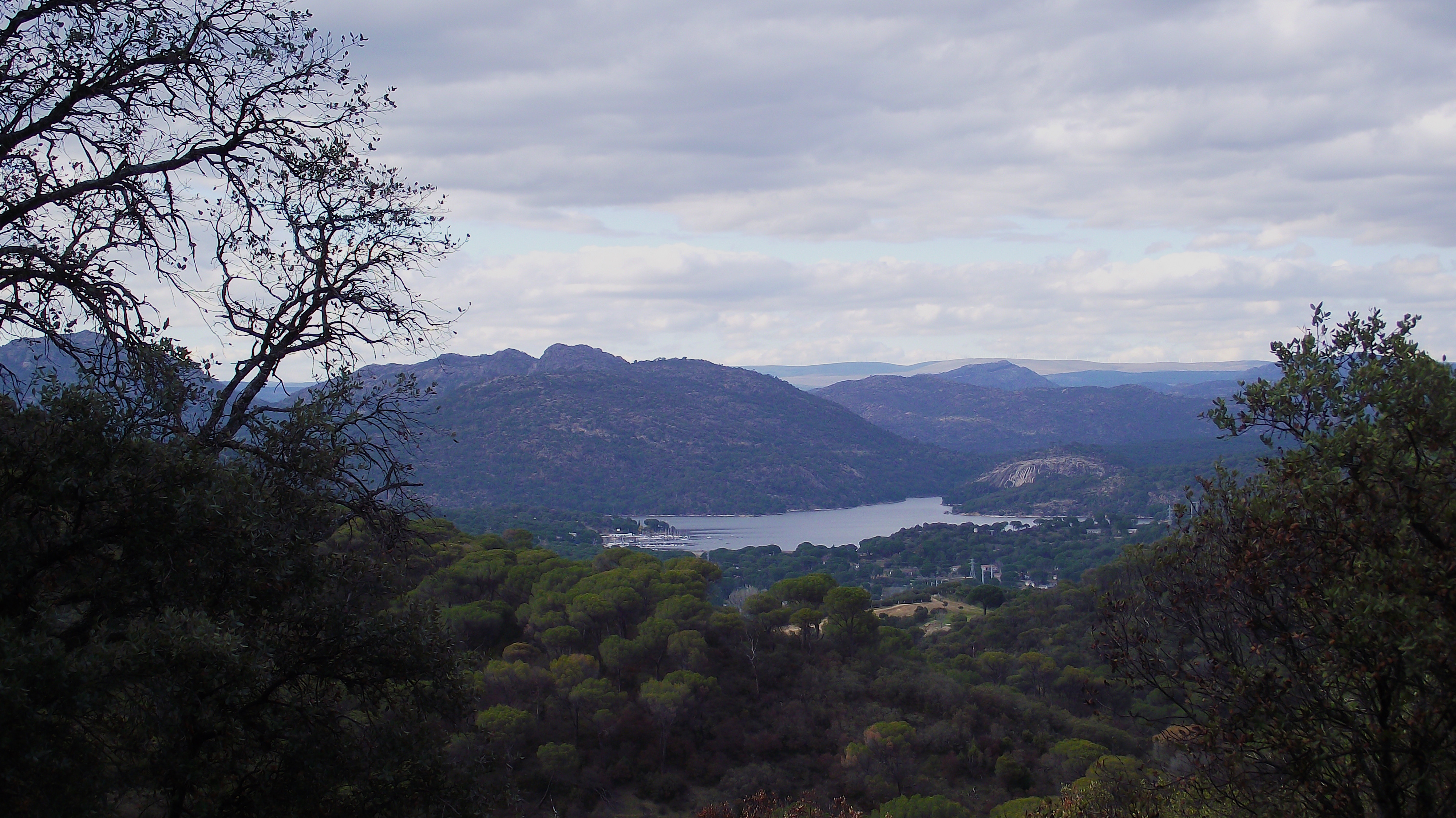 Pantano San Juan en Pelayos de la Presa.jpg