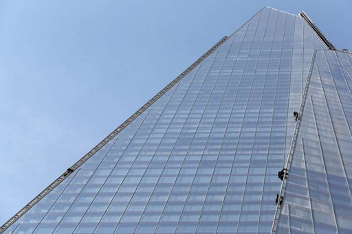 Activistas escalando The Shard, en Londres