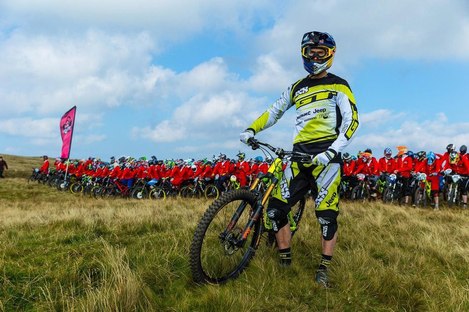 mountain bikes carrera extrema bicicleta carrera bike bosque naturaleza árboles aventura amazonia red bull foxhunt gee therton aventura amazonia.jpg