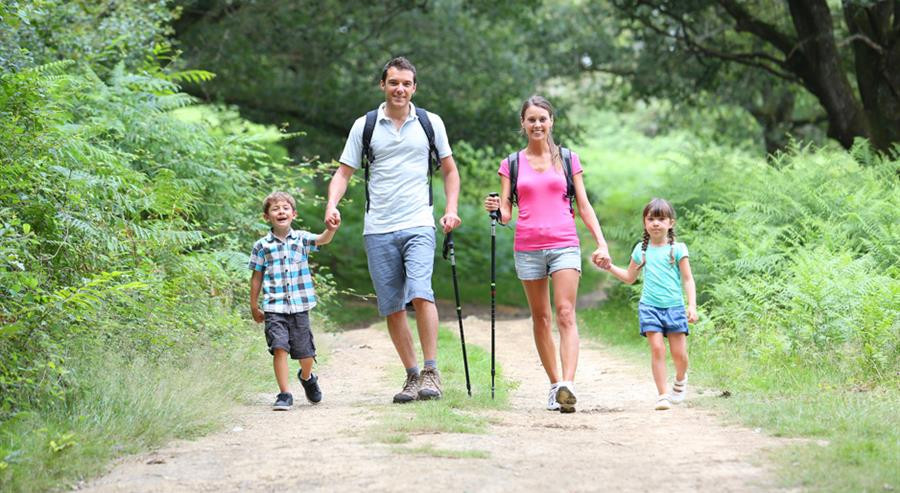 senderismo camino familia niños padres aventura amazonia.jpg